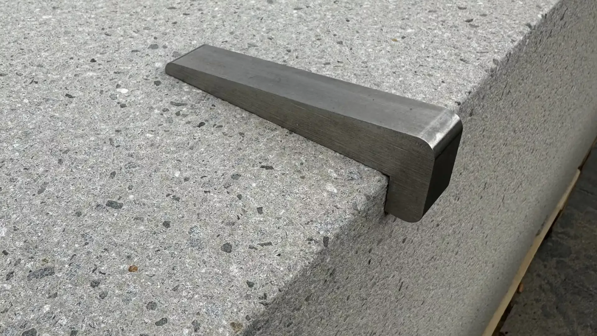 Skaterschutz / Kantenschutz auf gestrahlter Oberfläche