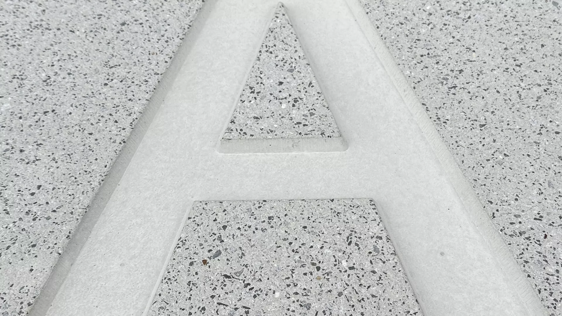 Buchstabe Glatt in gestrahlter Fläche