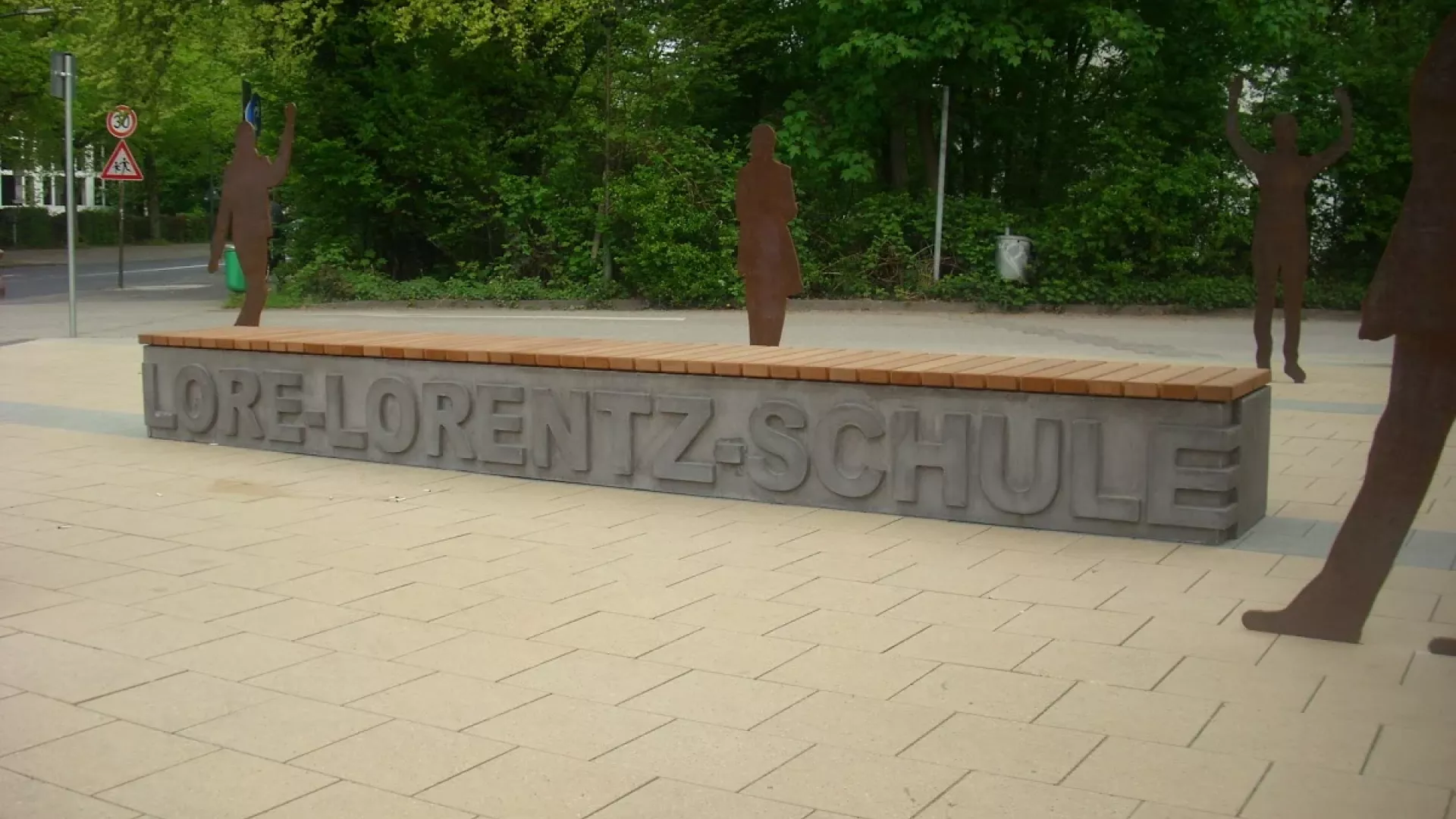 Erhabener SChriftzug mit Holzauflage