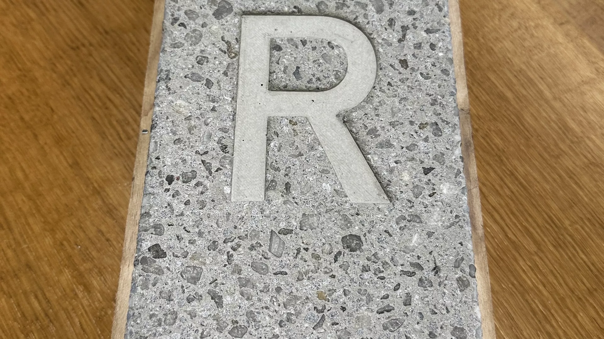 Buchstaben in gestrahlter Fläche