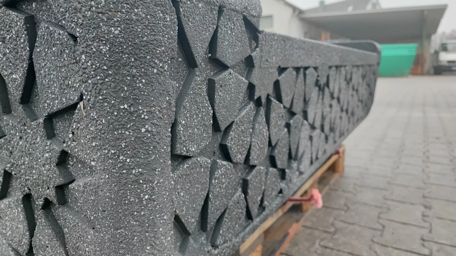 Matrizen im Betonblock