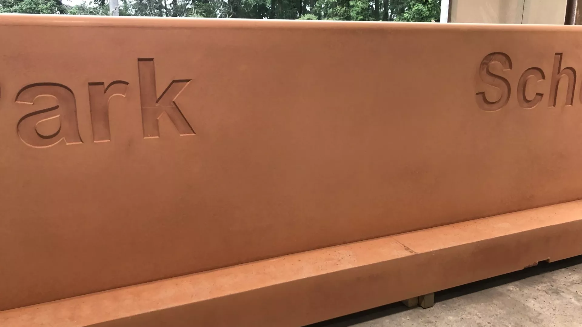 rot gefärbte Winkelstütze mit Schriftzug