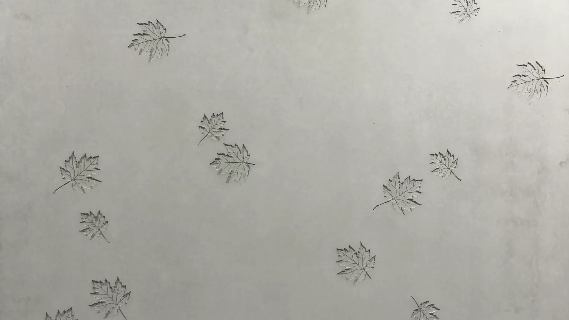 Blätter als Intarsien in Beton als Aussparung