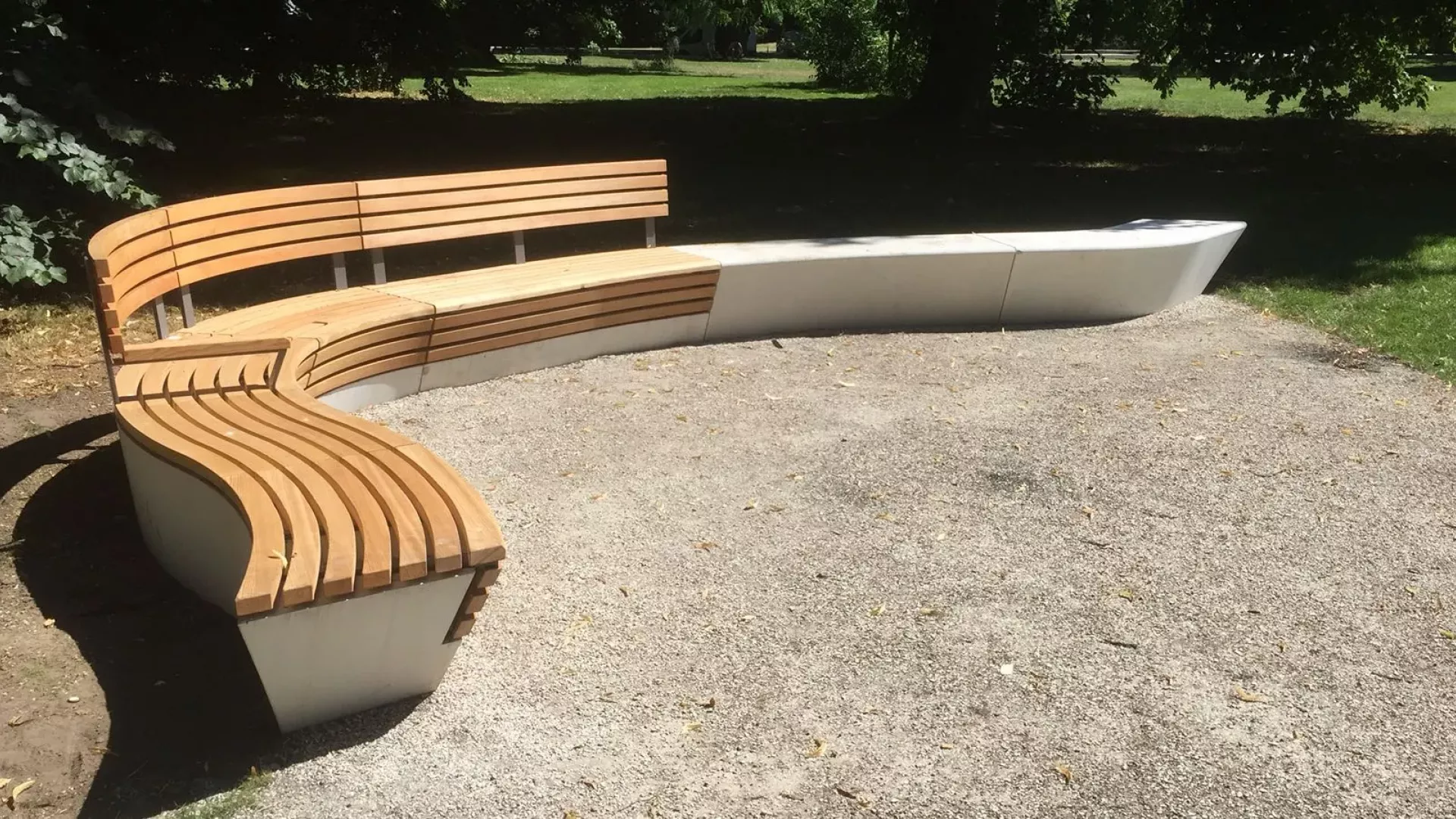 radiale geschwungene Sitzbänke