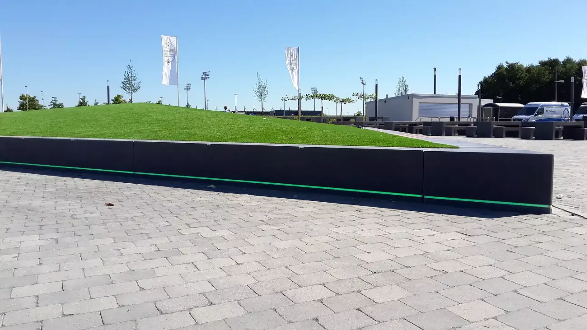 Grüne Einbauleuchten in Sitzblöcken