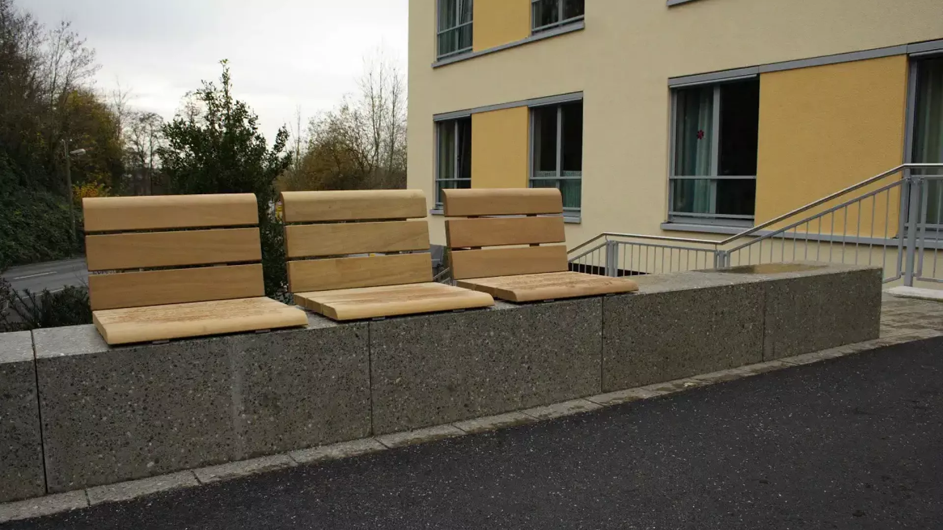 Einzelne Holzauflage mit Rückenlehne