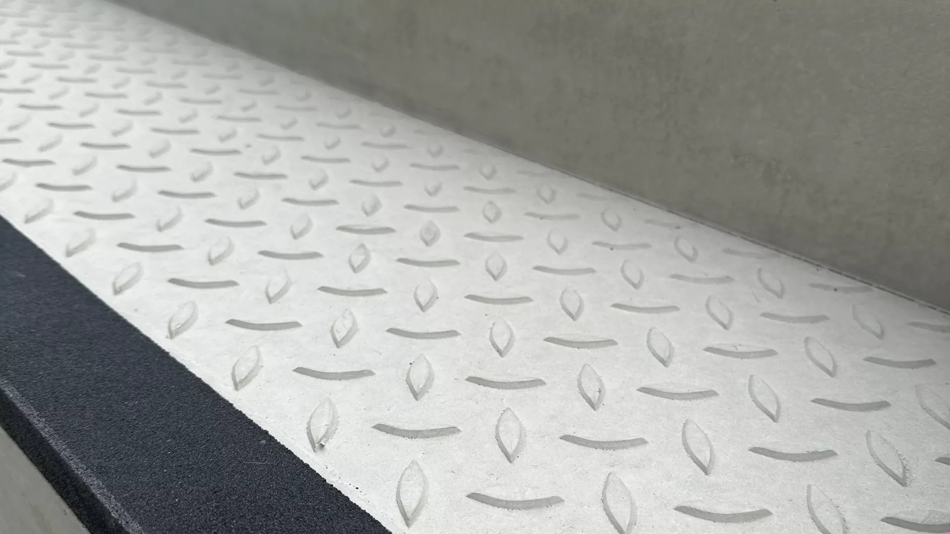 Strukturierte Oberfläche mit Kontraststreifen