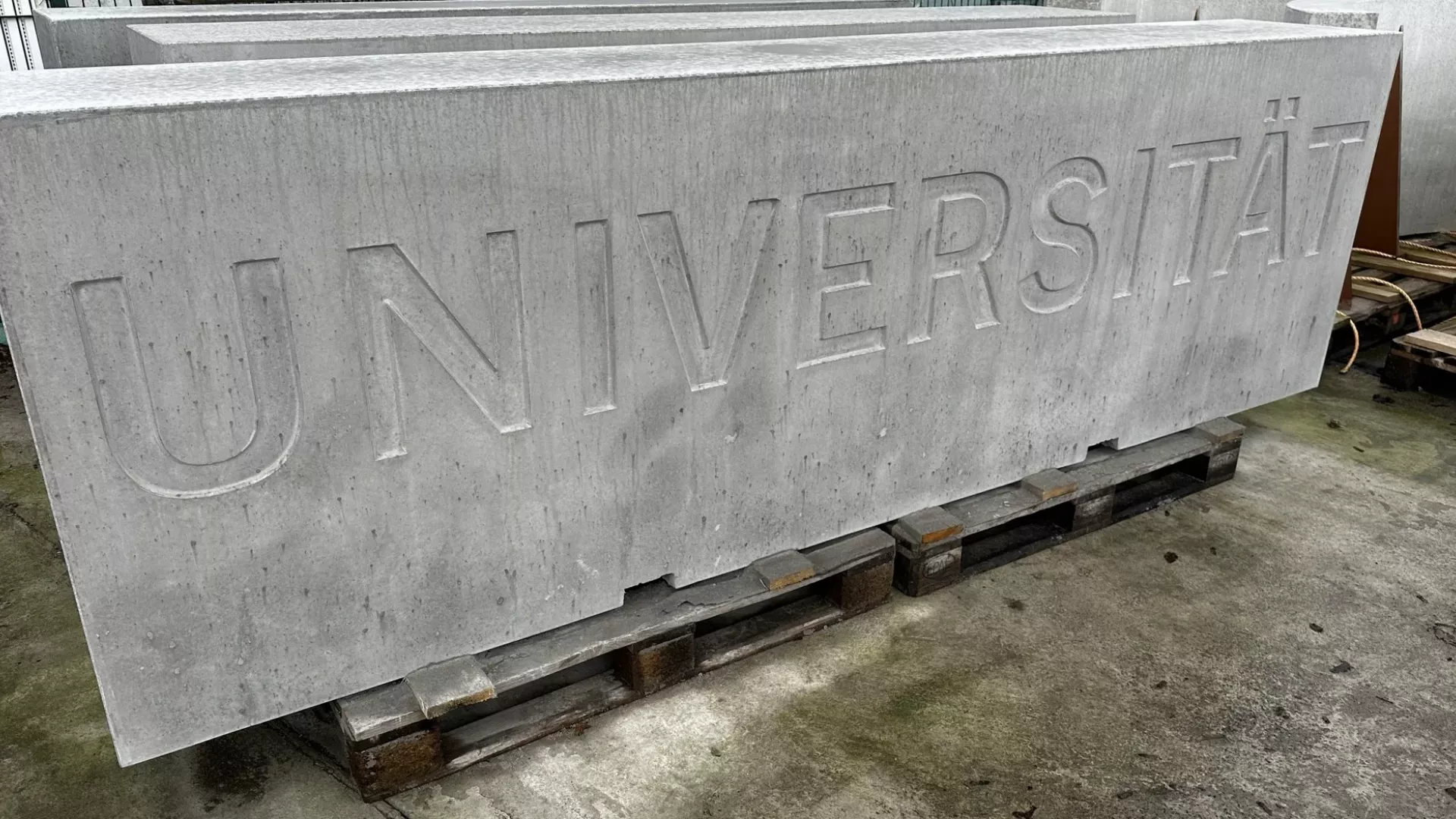 Schriftzug in Anthrazit