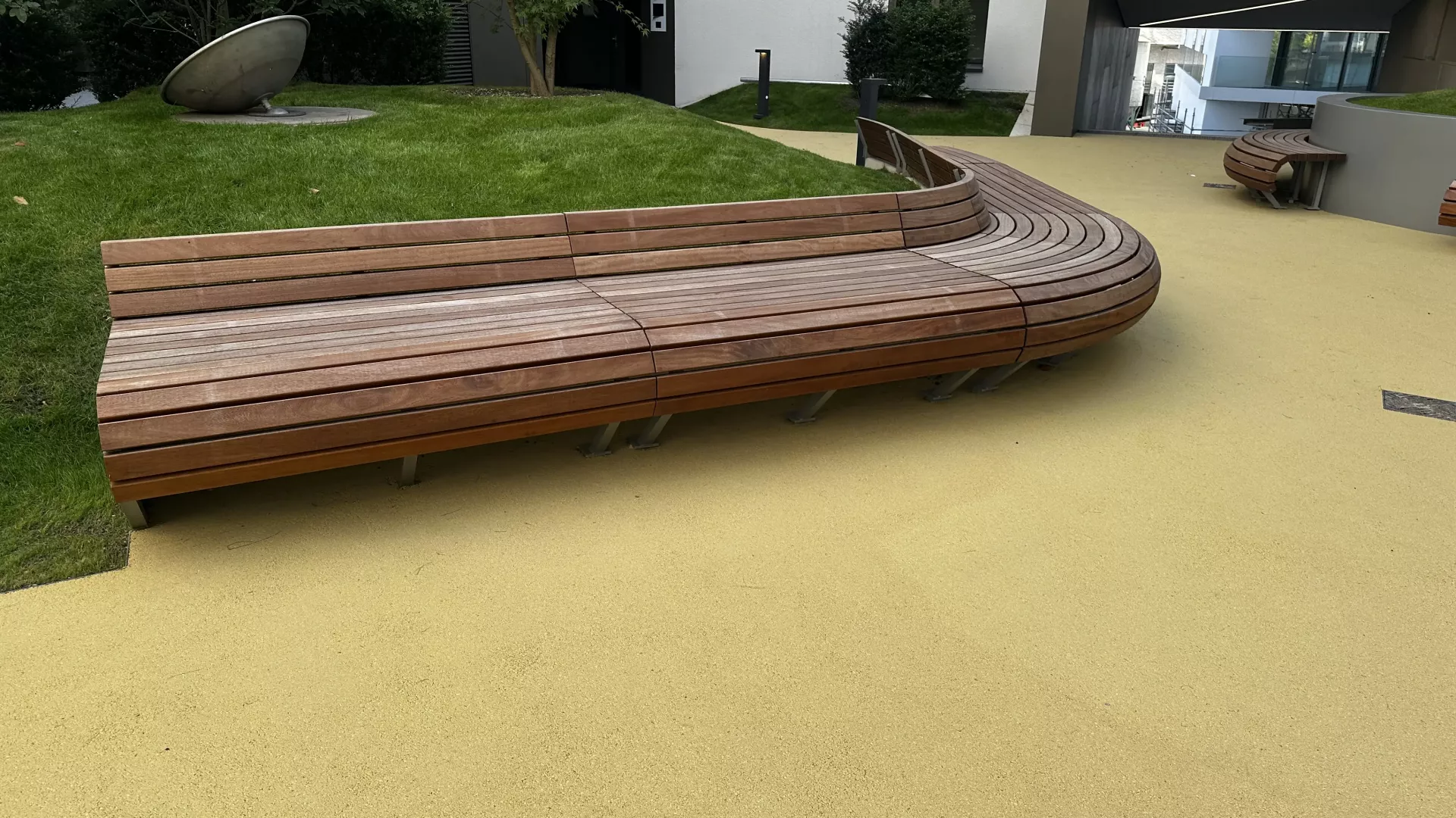 Radiale Holzauflage mit Rückenlehne und Blende