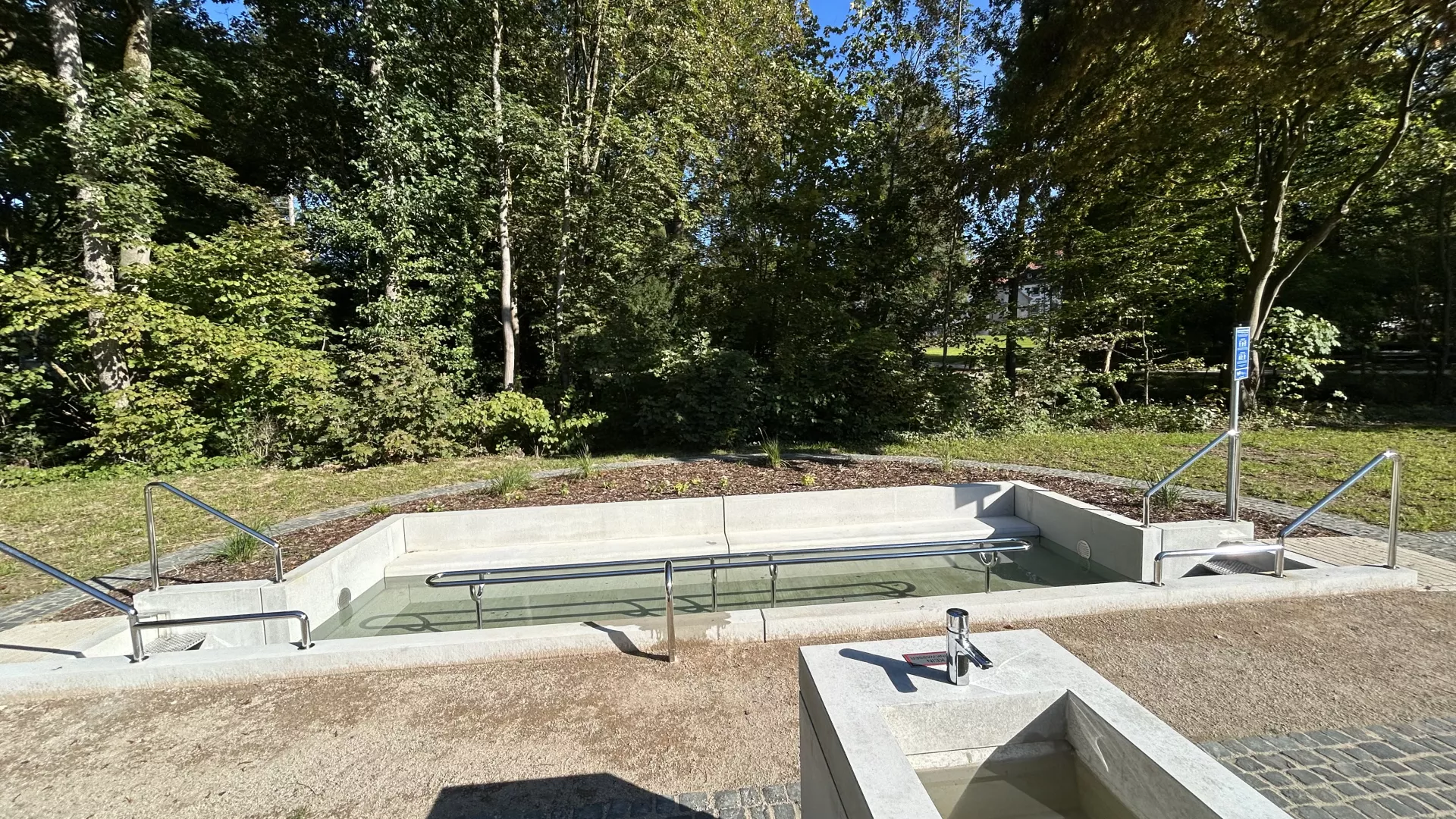 Wasserbecken und Sitzbänke