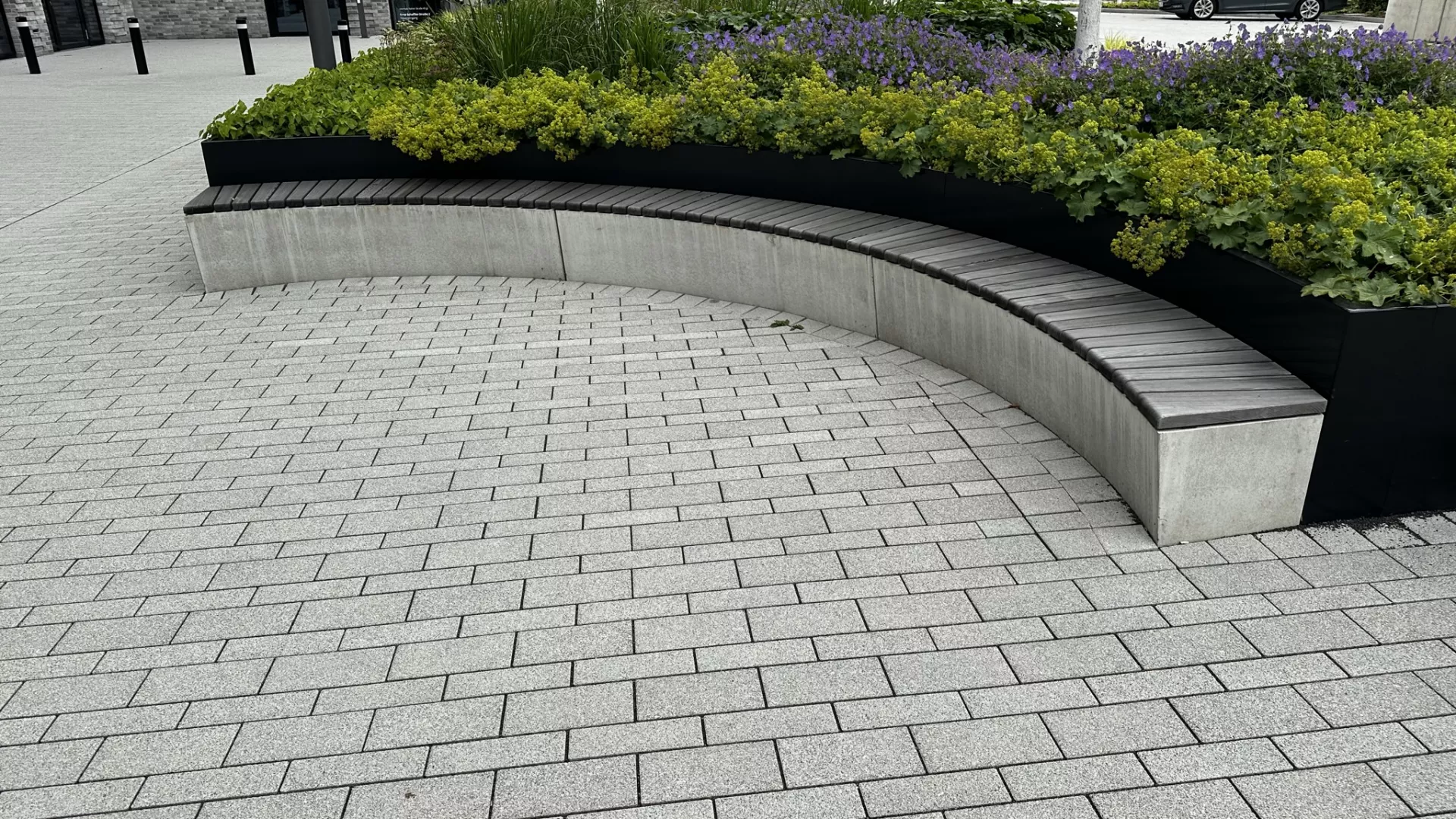 Sitzbänke mit Holzauflagen