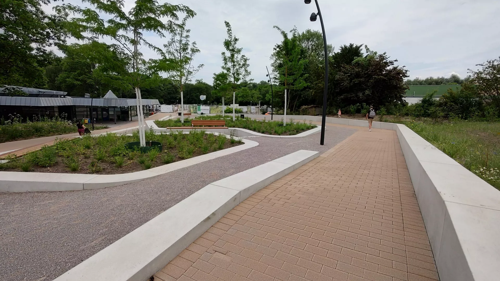 Sitzbänke und Einfassungen