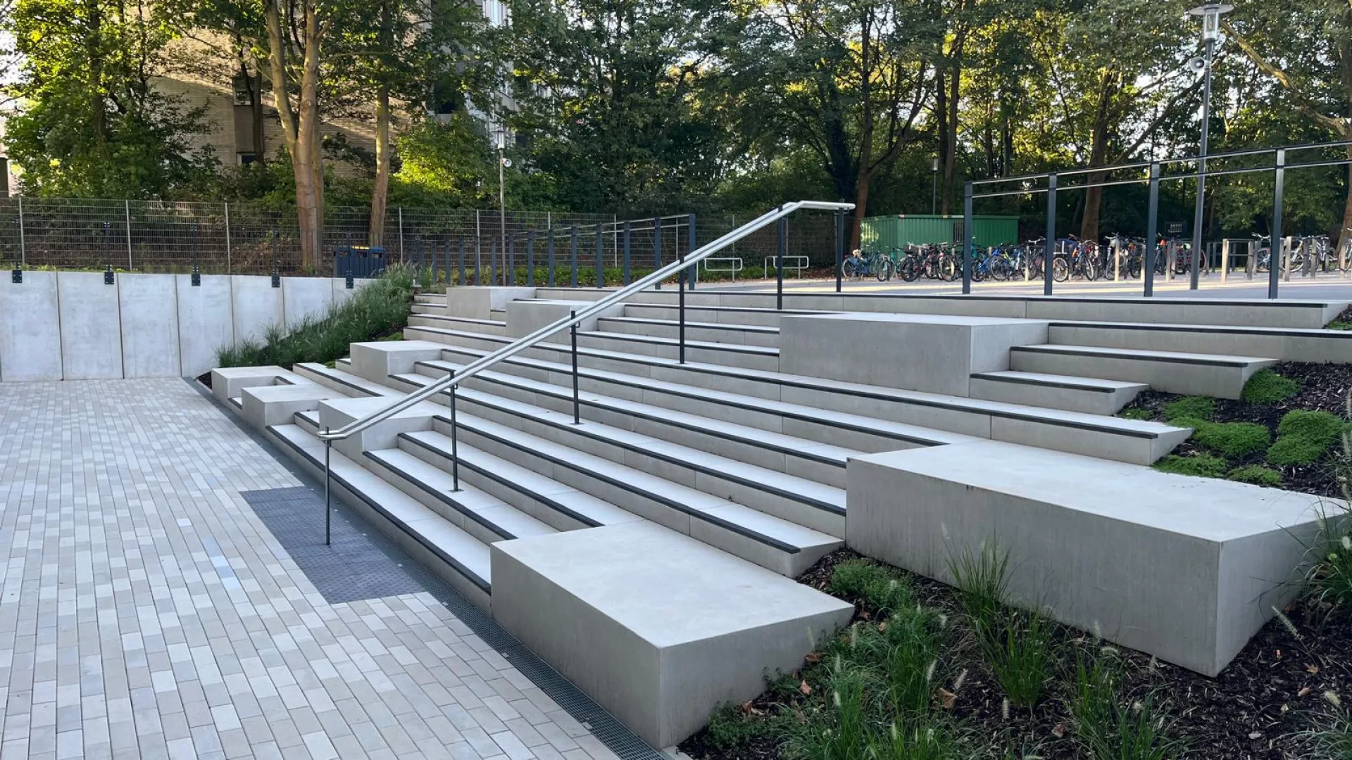 Sitzbänke und Blockstufen