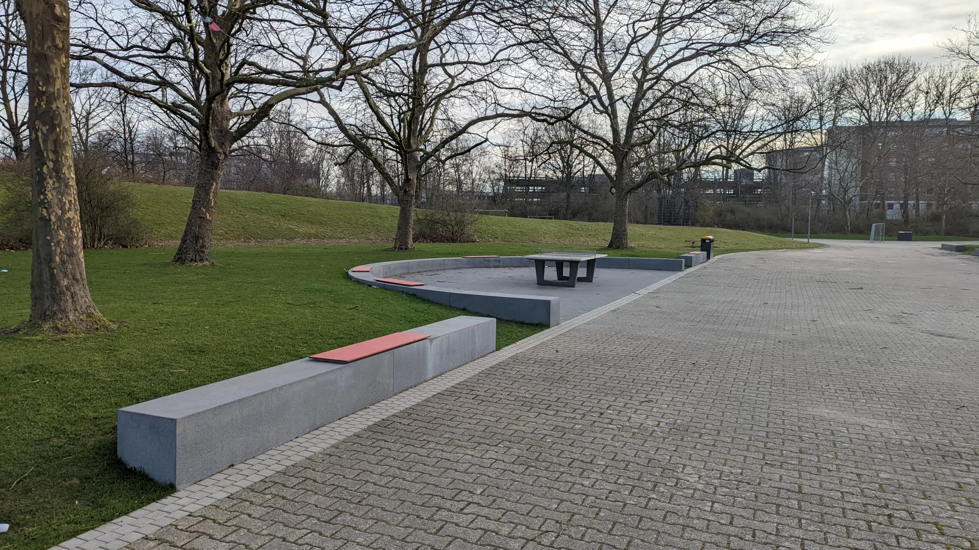 Gestrahlte Sitzbänke mit HPL-Sitzauflagen