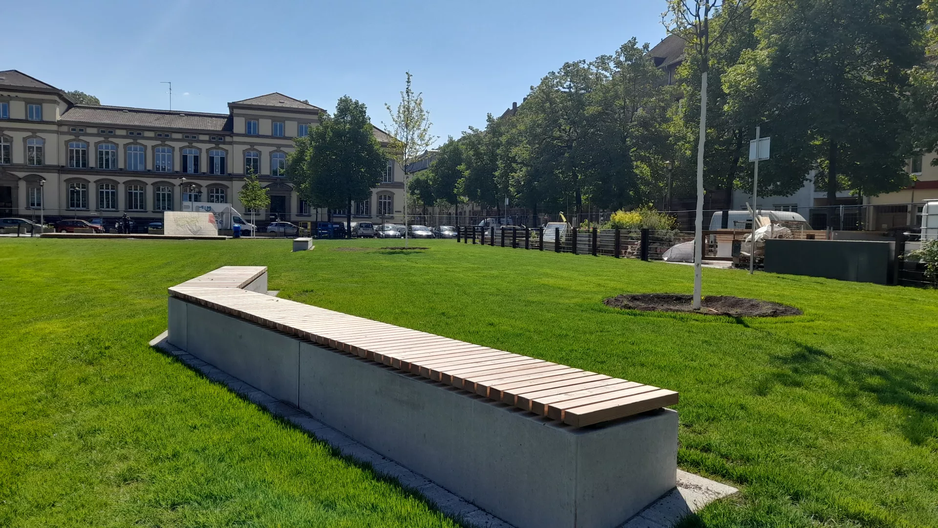 Sitzbänke mit Holzauflage