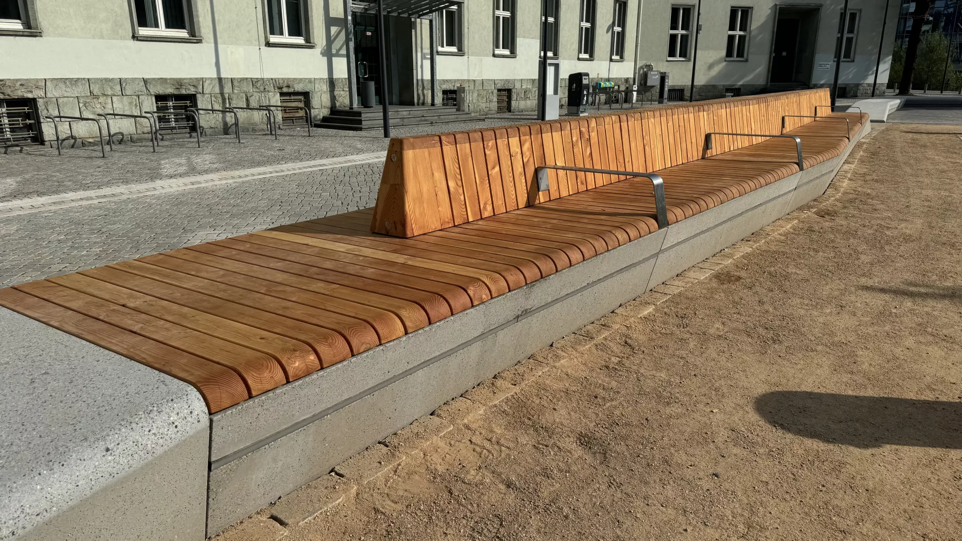 Sitzbänke mit Holzauflage und Lichtleisten