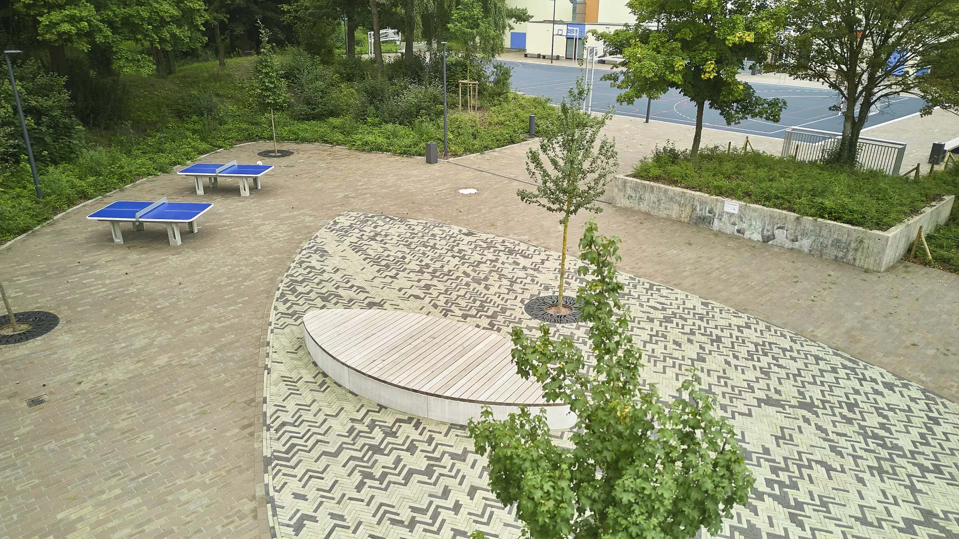 Holzpodest als Ellipse mit Betonblöcken