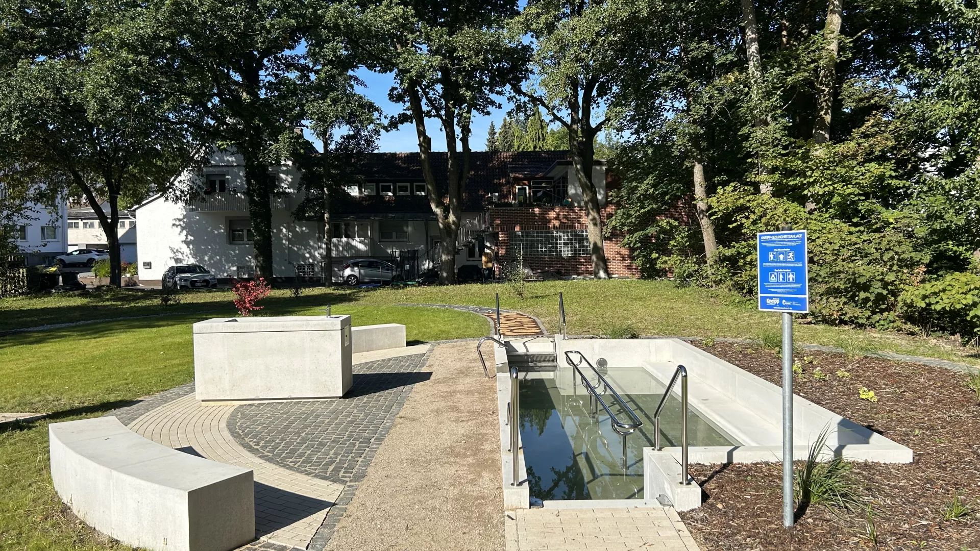 Wasserbecken und Sitzbänke