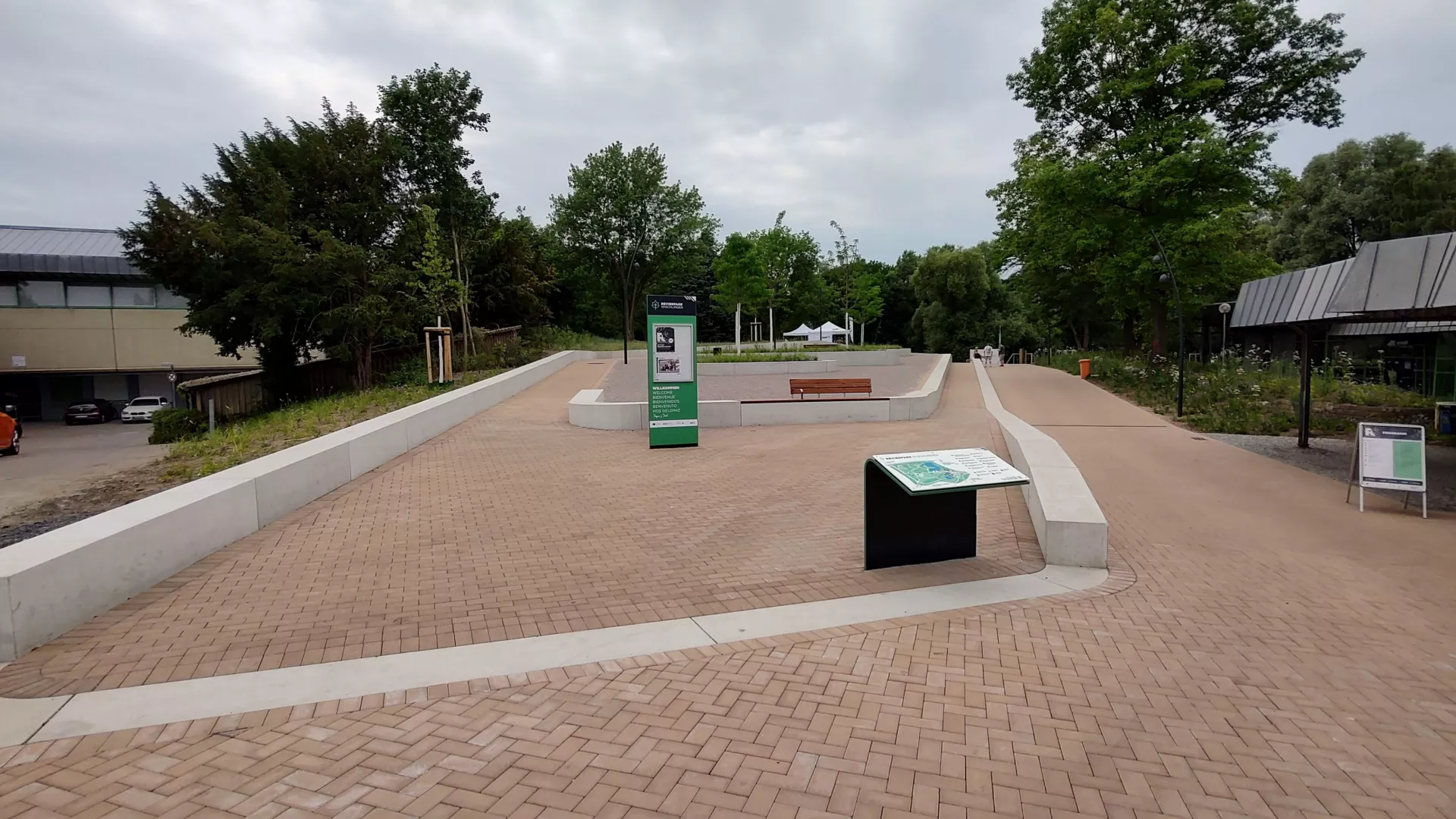 Sitzbänke und Einfassungen