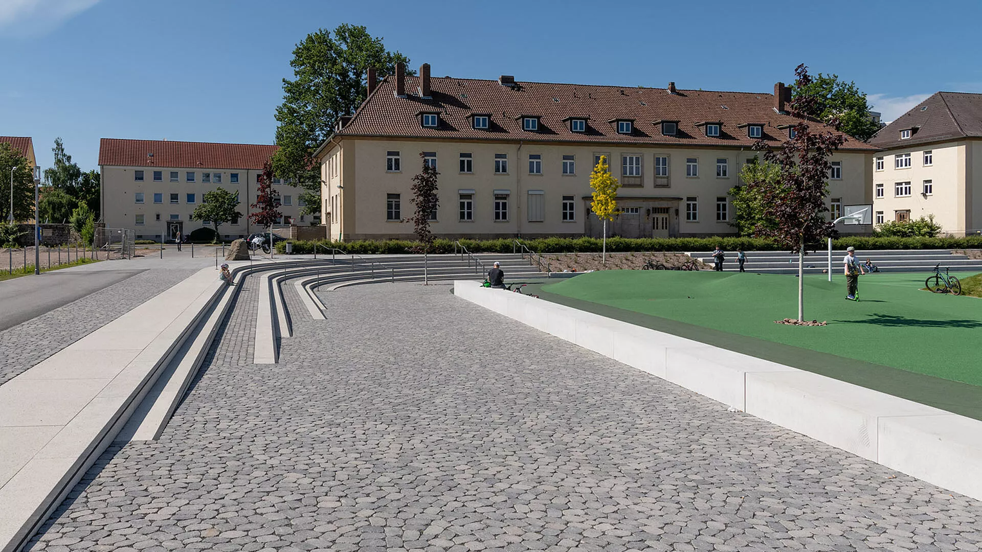 Sitzbänke und Blockstufen