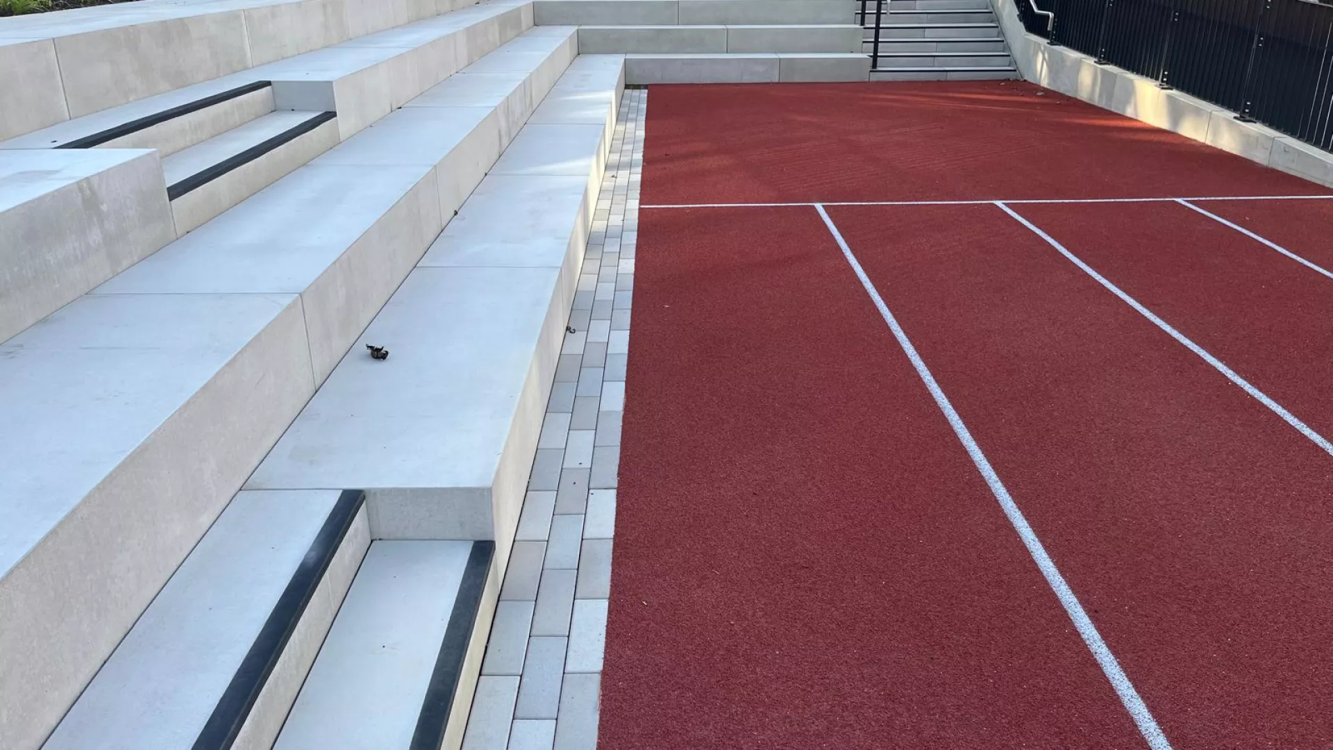 Sitzbänke und Blockstufen