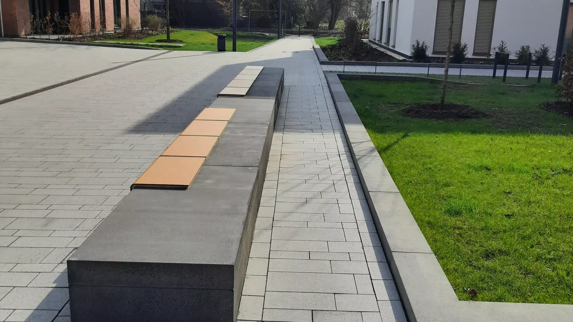 Gestrahlte anthrazite Sitzbänke mit HPL-Sitzauflagen