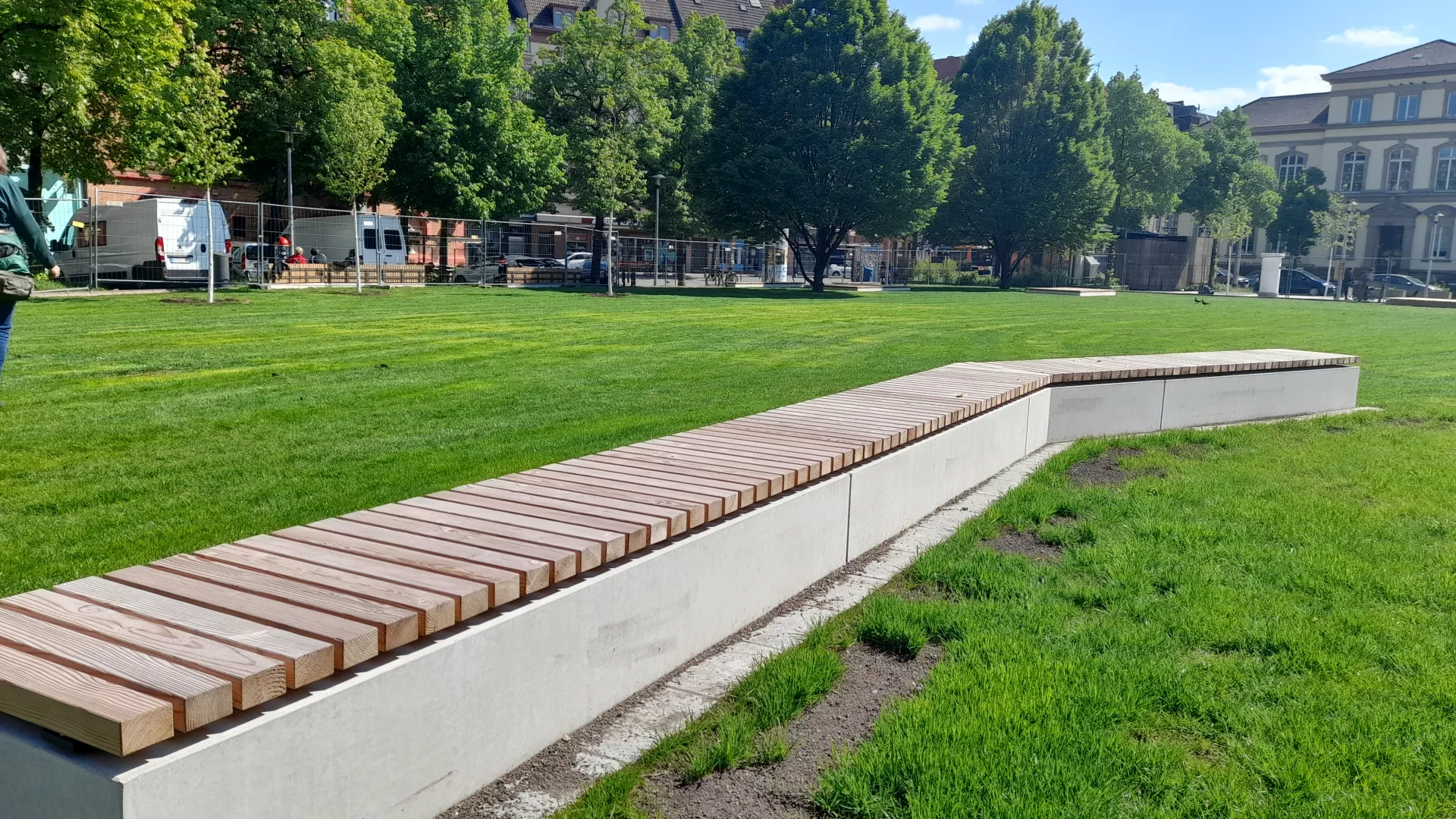 Sitzbänke mit Holzauflage