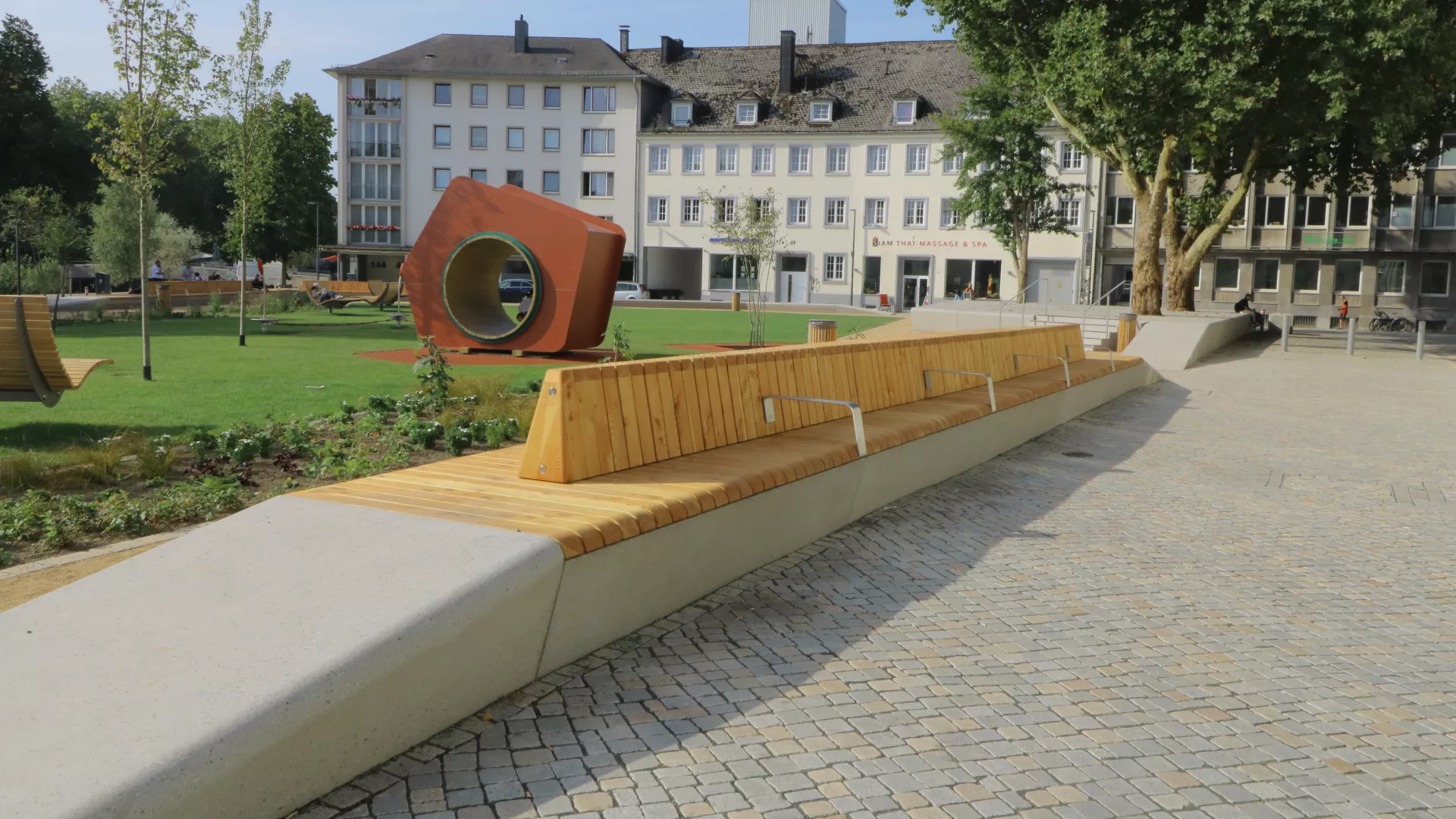 Sitzbänke mit Holzauflage und Lichtleisten