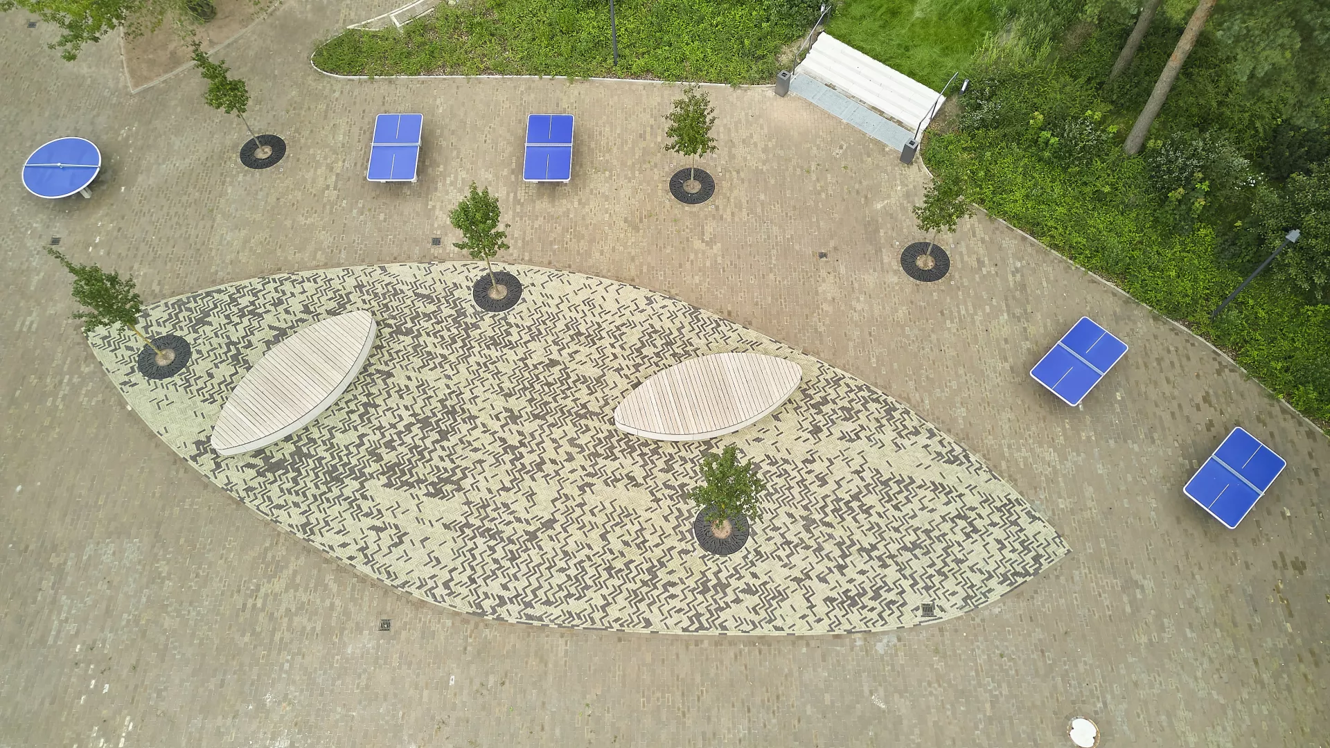 Holzpodest als Ellipse mit Betonblöcken