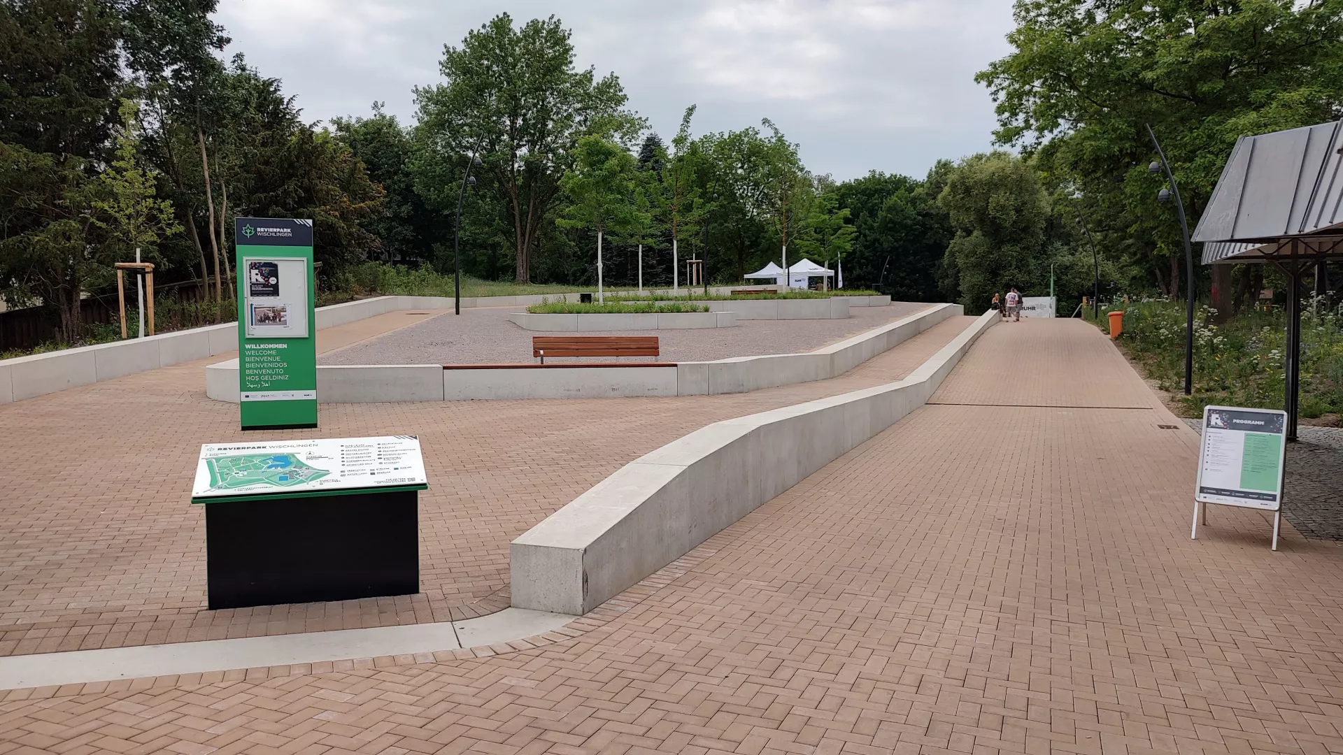 Sitzbänke und Einfassungen