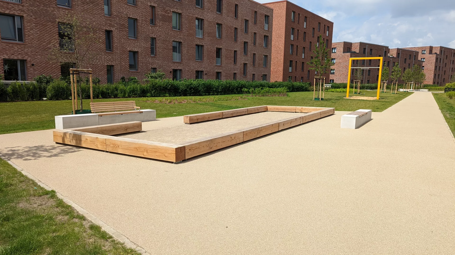 Sitzbänke mit Holzauflage