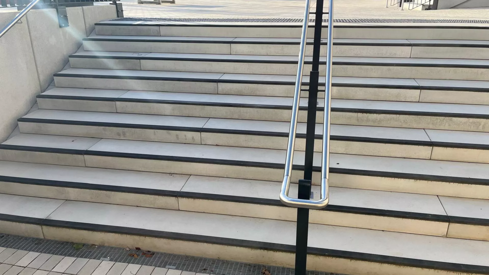 Blockstufen mit Signalstreifen