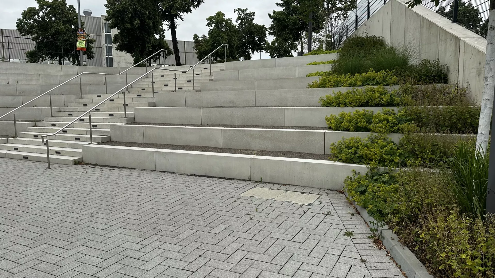 Blockstufen und Sitzbänke