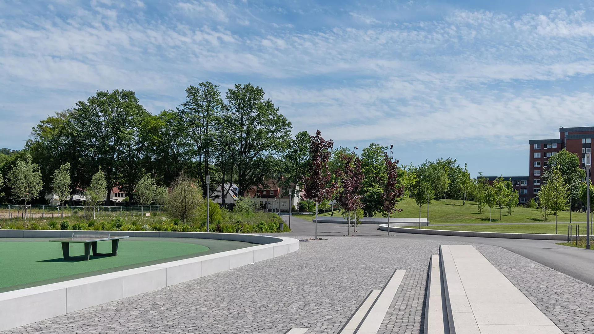 Sitzbänke und Blockstufen