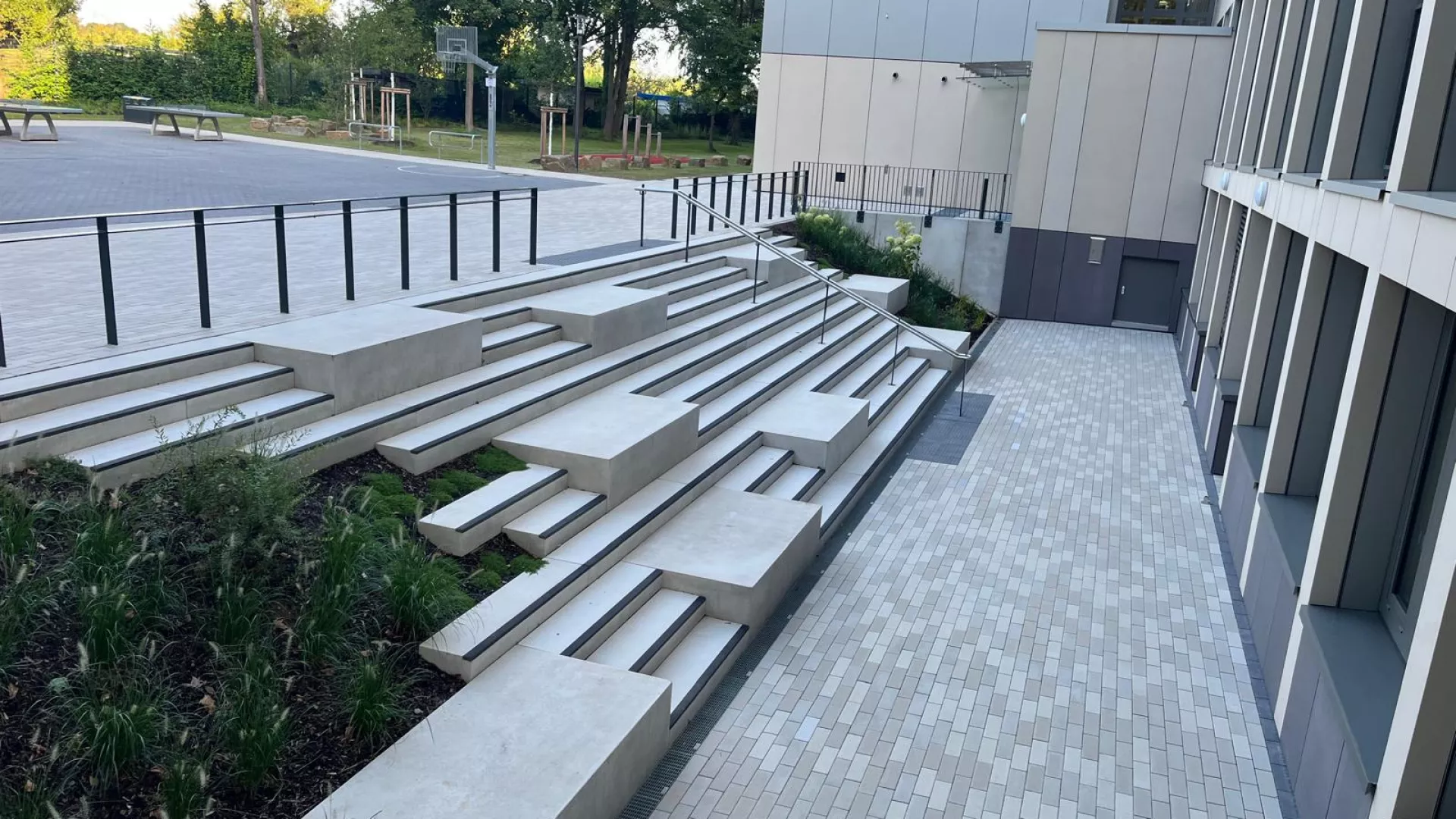 Sitzbänke und Blockstufen