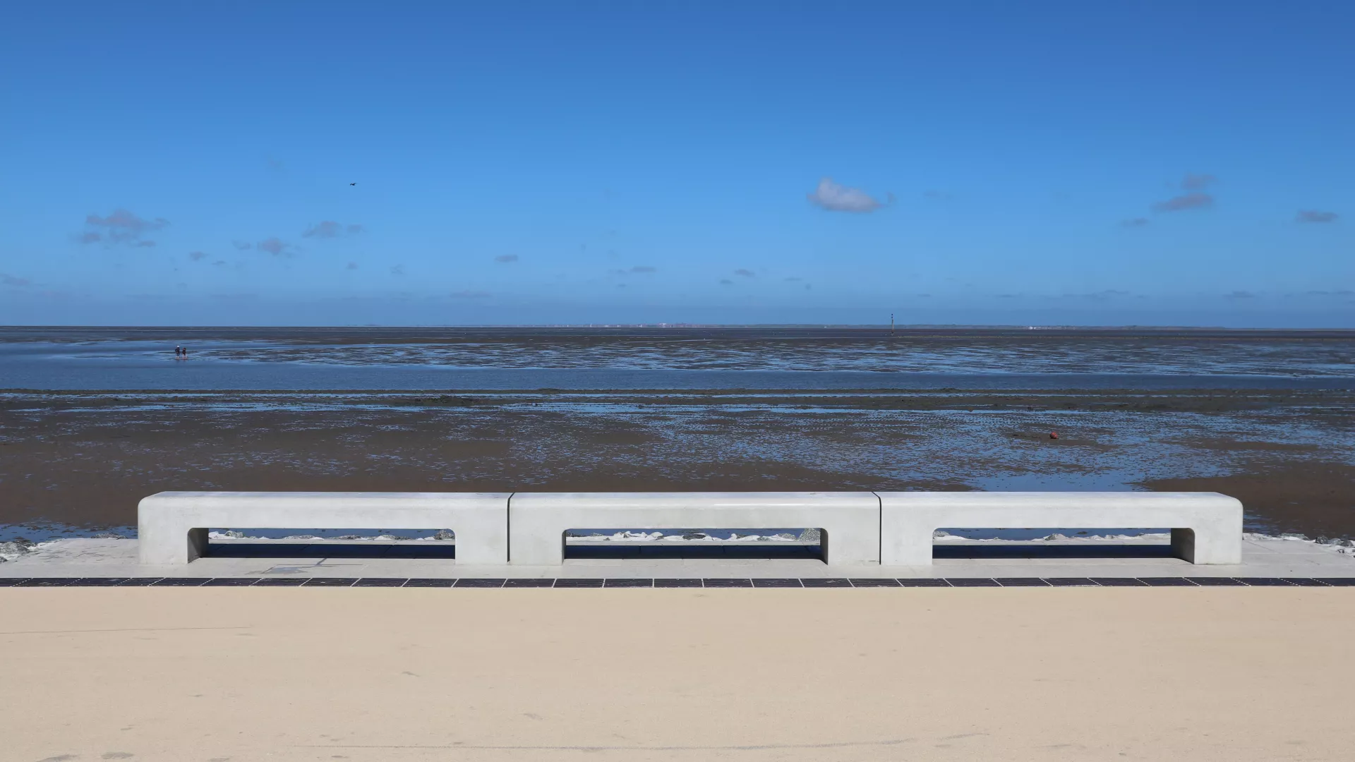 Sitzbänke mit Aussparungen