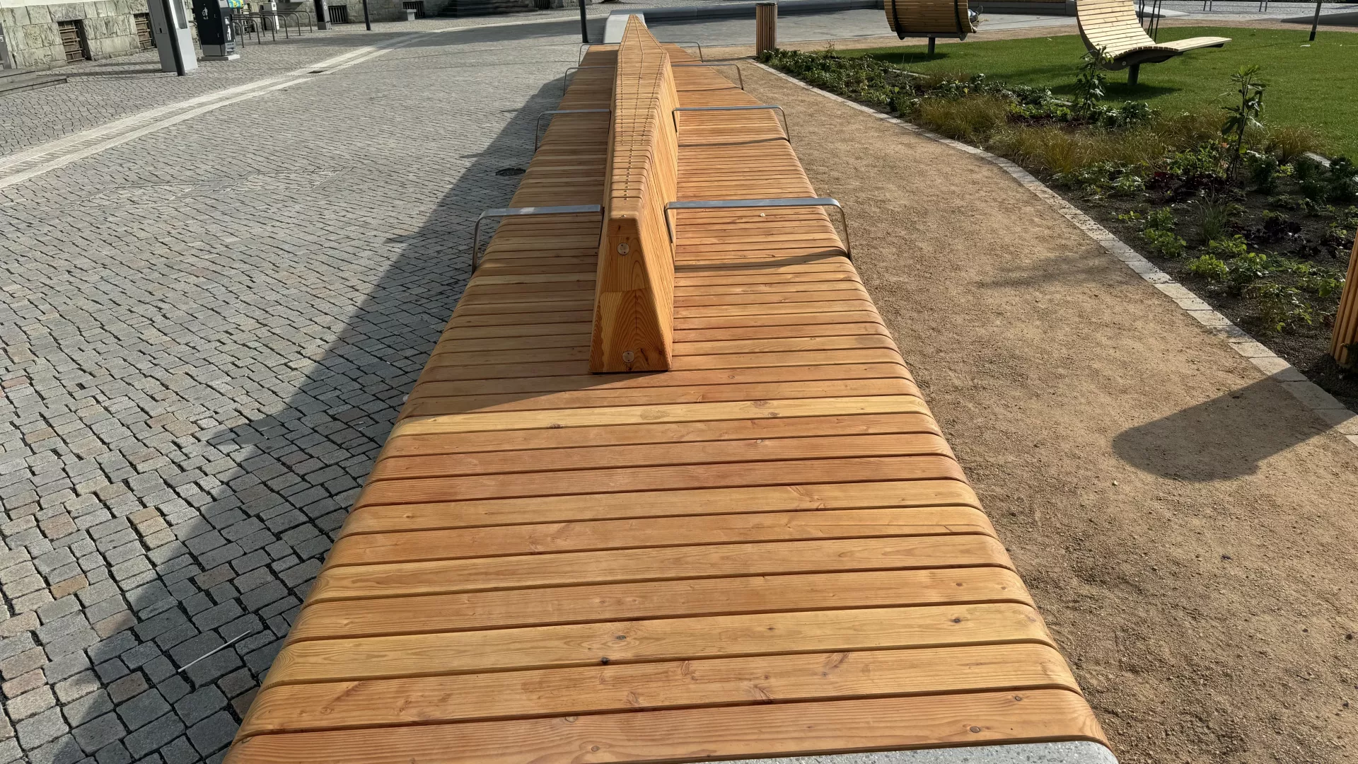 Sitzbänke mit Holzauflage und Lichtleisten